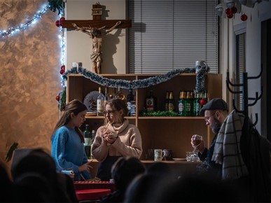 /A/2025/12/E/Mladi u Utrini održali predstavu Isus u gostioni (9).jpeg