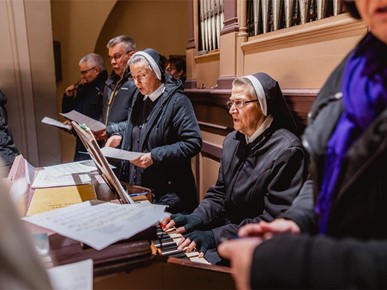 /A/2025/12/E/Vjernici Karlovačkog dekanata hodočastili u Krašić (10).jpg