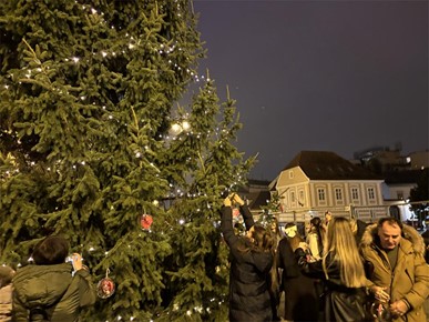 /A/2025/12/G/251222 Kićenje bora (4).jpg