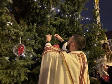 /A/2025/12/G/251222 Kićenje bora (6).jpg