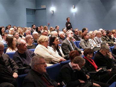 /A/2025/12/Ustaniove i udruge/251217 Održan predbožićni susret nadbiskupa Kutleše s djelatnicima crkvenih ustanova i članovima katoličkih udruga i pokreta (1).JPG