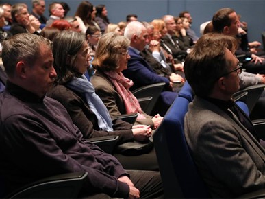 /A/2025/12/Ustaniove i udruge/251217 Održan predbožićni susret nadbiskupa Kutleše s djelatnicima crkvenih ustanova i članovima katoličkih udruga i pokreta (10).JPG