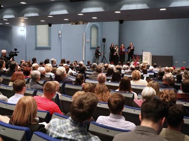 /A/2025/12/Ustaniove i udruge/251217 Održan predbožićni susret nadbiskupa Kutleše s djelatnicima crkvenih ustanova i članovima katoličkih udruga i pokreta (12).JPG