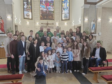 /A/2025/3/A/Biskup Šaško krstio peto dijete obitelji Antić (1).jpg