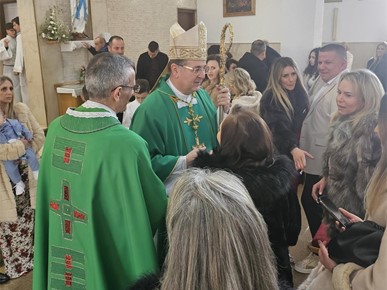 /A/2025/3/A/Biskup Šaško krstio peto dijete obitelji Antić (3).jpg