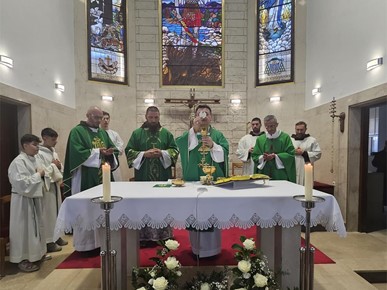 /A/2025/3/A/Biskup Šaško krstio peto dijete obitelji Antić (4).jpg