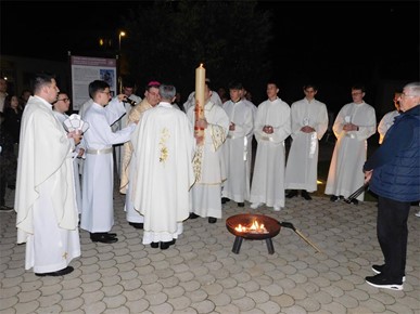 /A/2025/4/D/​Biskup Šaško predvodio Vazmeno bdjenje u Župi Navještenja BDM u Velikoj Gorici (3).jpeg