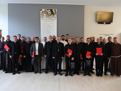 /A/2025/5/Dodjela diploma đakonima/Nadbiskup Kutleša đakonima dodijelio diplome o postignutoj svećeničkoj spremi (5).JPG