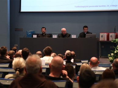 /A/2025/5/Dodjela diploma đakonima/Nadbiskup Kutleša đakonima dodijelio diplome o postignutoj svećeničkoj spremi (9).JPG