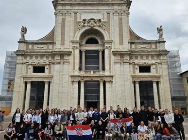 /A/2025/8/C/Mladi u Rimu (1).jpeg