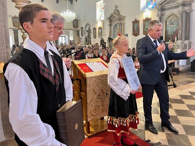 /A/2025/9/B/Kardinal Bozanić proslavio zlatnu misu u rodnom Vrbniku (1).jpg
