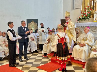 /A/2025/9/B/Kardinal Bozanić proslavio zlatnu misu u rodnom Vrbniku (2).jpg
