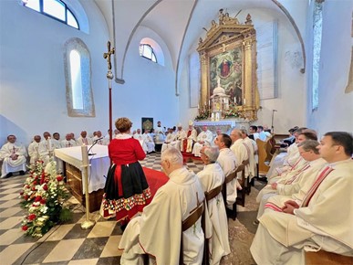 /A/2025/9/B/Kardinal Bozanić proslavio zlatnu misu u rodnom Vrbniku (3).jpg