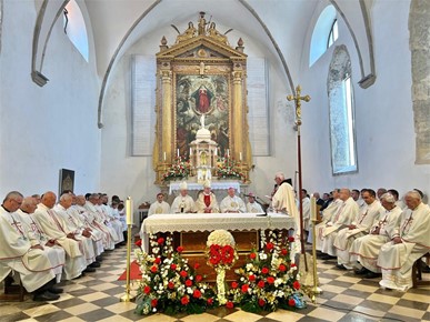 /A/2025/9/B/Kardinal Bozanić proslavio zlatnu misu u rodnom Vrbniku (8).jpg