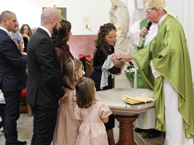 /A/2025/9/C/Biskup Gorski krstio peto dijete obitelji Šimunić u Župi sv. Petra apostola u Zagrebu (1).JPG