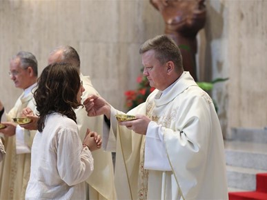 /A/2025/9/D/Nadbiskup Kutleša predvodio misno slavlje sa zazivom Duha Svetoga na početku nove akademske godine na HKS-u (20).JPG