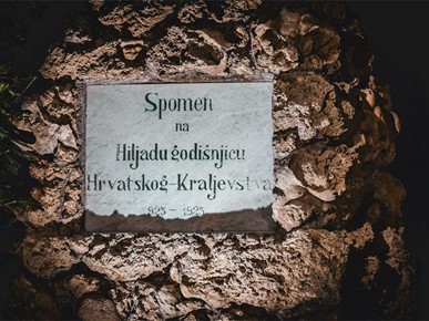 /A/2025/9/D/Održan poetsko-glazbeni program Hrvatskim kraljevima u čast u Krašiću (9).jpg