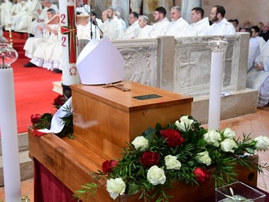 /A/2026/1/A/Posmrtni ostaci biskupa Dobrile položeni u biskupsku grobnicu u Poreču (1).jpg