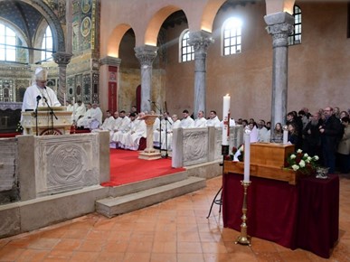 /A/2026/1/A/Posmrtni ostaci biskupa Dobrile položeni u biskupsku grobnicu u Poreču (2).jpg