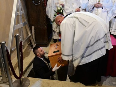/A/2026/1/A/Posmrtni ostaci biskupa Dobrile položeni u biskupsku grobnicu u Poreču (3).jpg