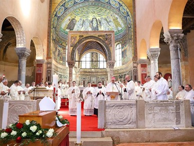 /A/2026/1/B/Posmrtni ostaci biskupa Dobrile položeni u biskupsku grobnicu u Poreču_ppb (16).jpg