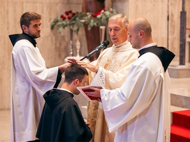/A/2026/10/A/Fra Antonio Knezović položio svečane zavjete u jubilarnoj godini sv. Franje (5).jpg