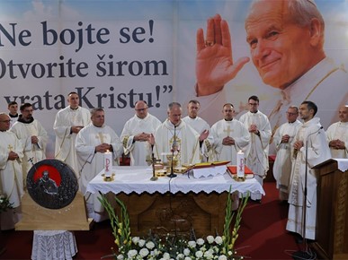 /A/2026/10/G/261022 Nadbiskup Kutleša predvodio misno slavlje svetkovine sv. Ivana Pavla II. u Jelkovcu (15).JPG