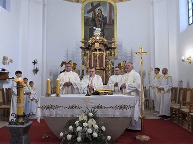 /A/2026/10/G/261025 Kardinal Bozanić u Zaboku krstio Benjamina, peto dijete obitelji Jozić (14).jpg