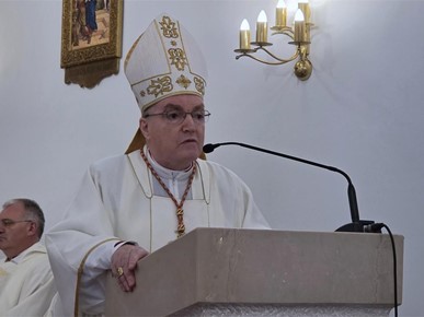 /A/2026/10/G/261025 Kardinal Bozanić u Zaboku krstio Benjamina, peto dijete obitelji Jozić (7).jpg