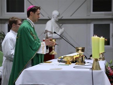 /A/2026/2/B/260207 Biskup Kovač predvodio misno slavlje prvog dana trodnevnice uoči Stepinčeva (22).JPG