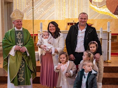 /A/2026/2/D/Biskup Gorski krstio peto dijete obitelji Prljević (1).jpg