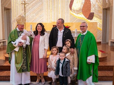 /A/2026/2/D/Biskup Gorski krstio peto dijete obitelji Prljević (6).jpg
