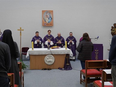 /A/2026/2/E/Biskup Kovač u sjedištu HBK-a predvodio misu za mir (6).jpg