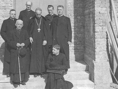 /A/2026/2/Stepinac i njegov Karmel/Nadbiskup Stepinac sa svećenicima prigodom blagoslova novoga Karmela bosonogih karmelićanki u Brezovici 15. travnja 1944.JPG