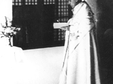 /A/2026/2/Stepinac i njegov Karmel/Nadbiskup Stepinac zatvara klauzuru samostana Karmela bosonogih karmelićanki u Brezovici pokraj Zagreba 15. travnja 1944..JPG