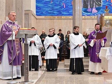 /A/2026/3/D/Započela pobožnost 13 utoraka sv. Antunu u bazilici na Svetom Duhu (3).jpg