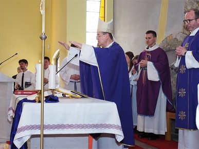 /A/2026/3/E/Biskup Šaško krstio Rebeku, peto dijete obitelji Bošnjak i Cvitu, peto dijete obitelji Vučemilo (5).jpg