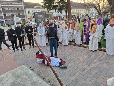 /A/2026/3/E/Krizmanici velikogoričke Župe Navještenja BDM predvodili križni put uz scenski prikaz Muke Gospodnje (4).jpeg