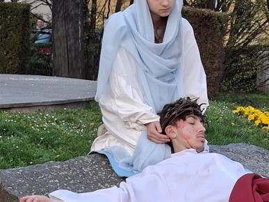 /A/2026/3/E/Krizmanici velikogoričke Župe Navještenja BDM predvodili križni put uz scenski prikaz Muke Gospodnje (5).jpeg