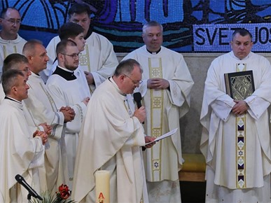 /A/2026/3/Karlovac - manja bazilika/Mons. Sente - pozdravni govor.JPG