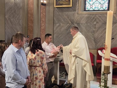 /A/2026/4/A/U župi Bistra kršteno peto dijete obitelji Gudiček (1).jpg