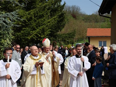 /A/2026/4/Posveta crkve/Nadbiskup Kutleša posvetio crkvu u Gajnicama (2).JPG