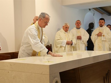 /A/2026/4/Posveta crkve/Nadbiskup Kutleša posvetio crkvu u Gajnicama (21).JPG