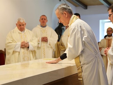 /A/2026/4/Posveta crkve/Nadbiskup Kutleša posvetio crkvu u Gajnicama (22).JPG