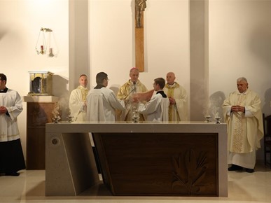 /A/2026/4/Posveta crkve/Nadbiskup Kutleša posvetio crkvu u Gajnicama (28).JPG