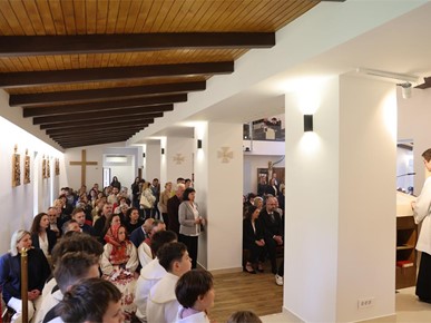/A/2026/4/Posveta crkve/Nadbiskup Kutleša posvetio crkvu u Gajnicama (37).JPG