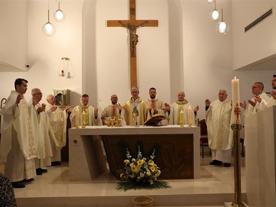 /A/2026/4/Posveta crkve/Nadbiskup Kutleša posvetio crkvu u Gajnicama (40).JPG