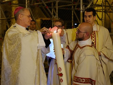 /A/2026/4/VELIKA SUBOTA/260404 Nadbiskup Kutleša predvodio Vazmeno bdjenje u Zagrebačkoj katedrali (1).JPG