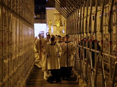 /A/2026/4/VELIKA SUBOTA/260404 Nadbiskup Kutleša predvodio Vazmeno bdjenje u Zagrebačkoj katedrali (2).JPG