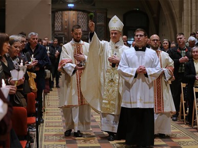 /A/2026/4/VELIKA SUBOTA/260404 Nadbiskup Kutleša predvodio Vazmeno bdjenje u Zagrebačkoj katedrali (38).JPG